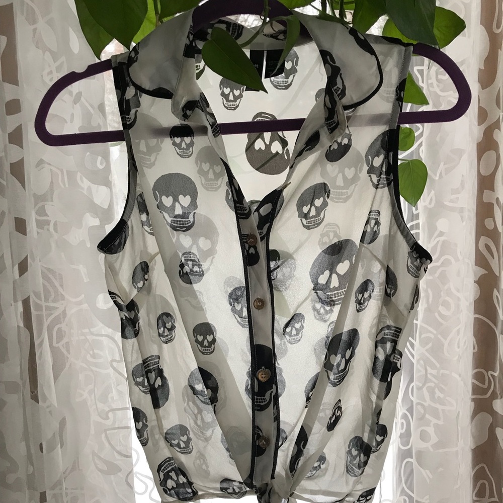 Skull Sleeveless Button-up Sz. Small.